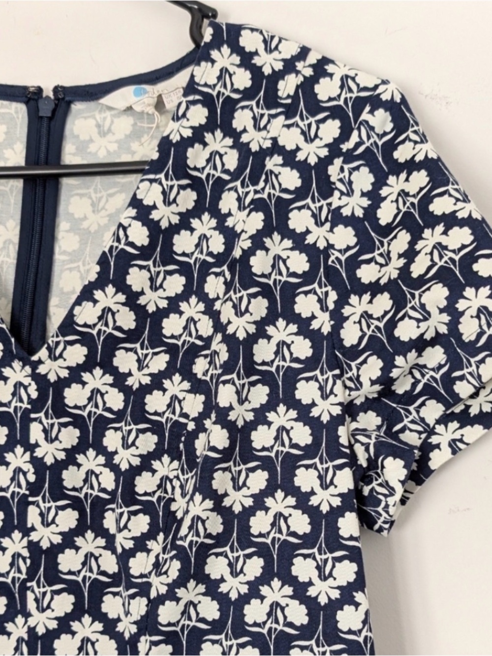 Boden Navy and White Floral V-neck Pocket Dress 8p - Picture 2 of 9